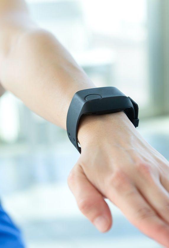 Wearables and the quantified self: Systematic benchmarking of physiological sensors